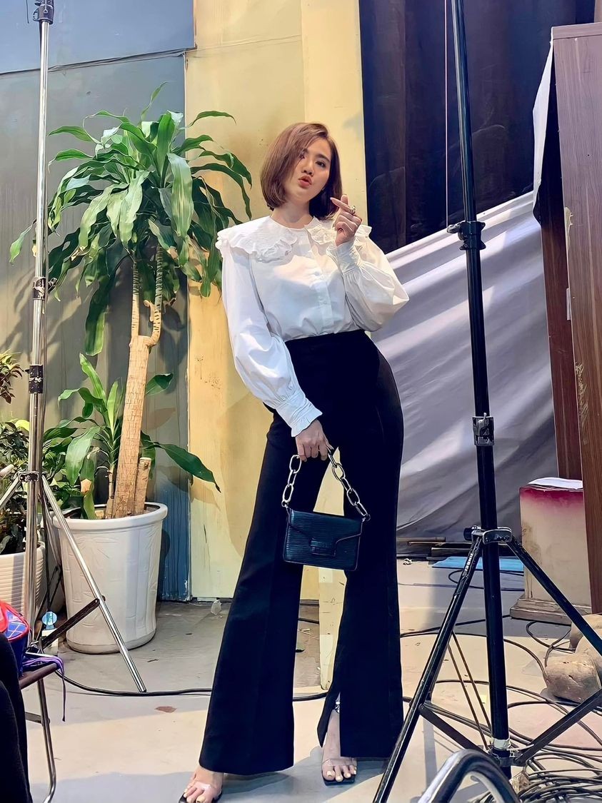 Việt Anh, Quỳnh Nga tình tứ bên bạn diễn