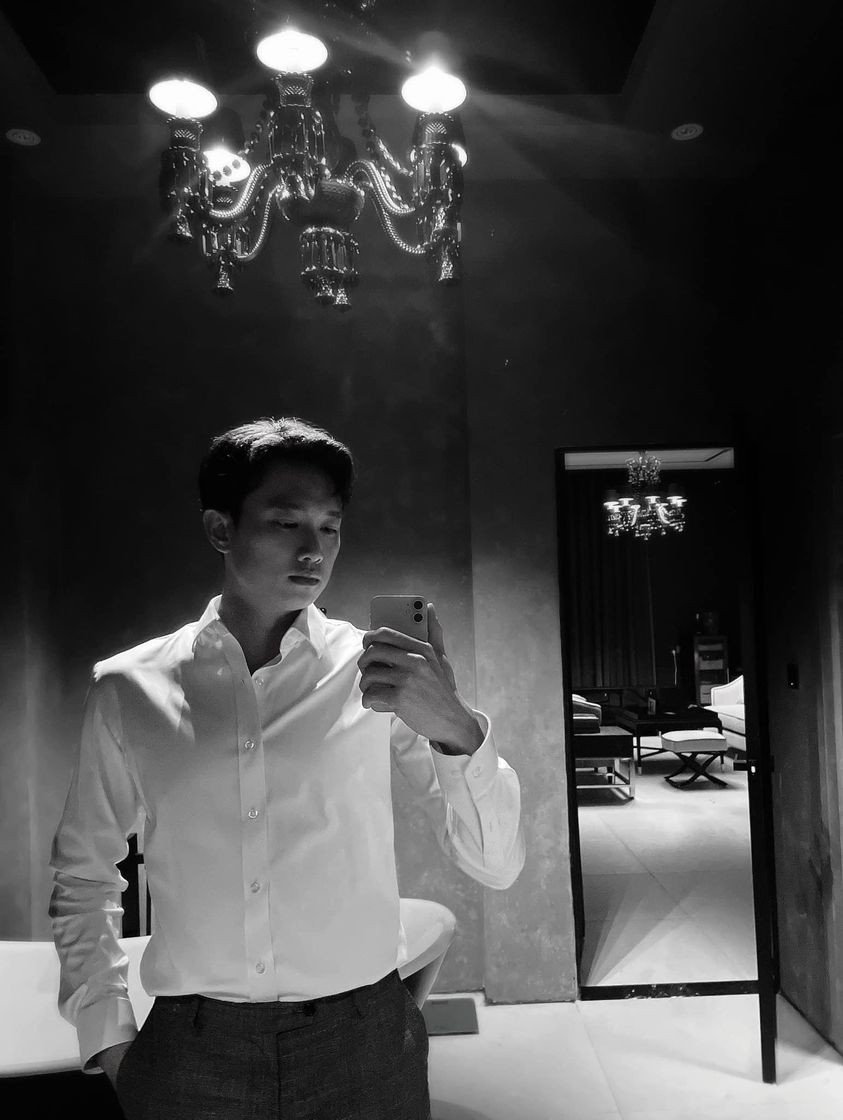 Việt Anh, Quỳnh Nga tình tứ bên bạn diễn