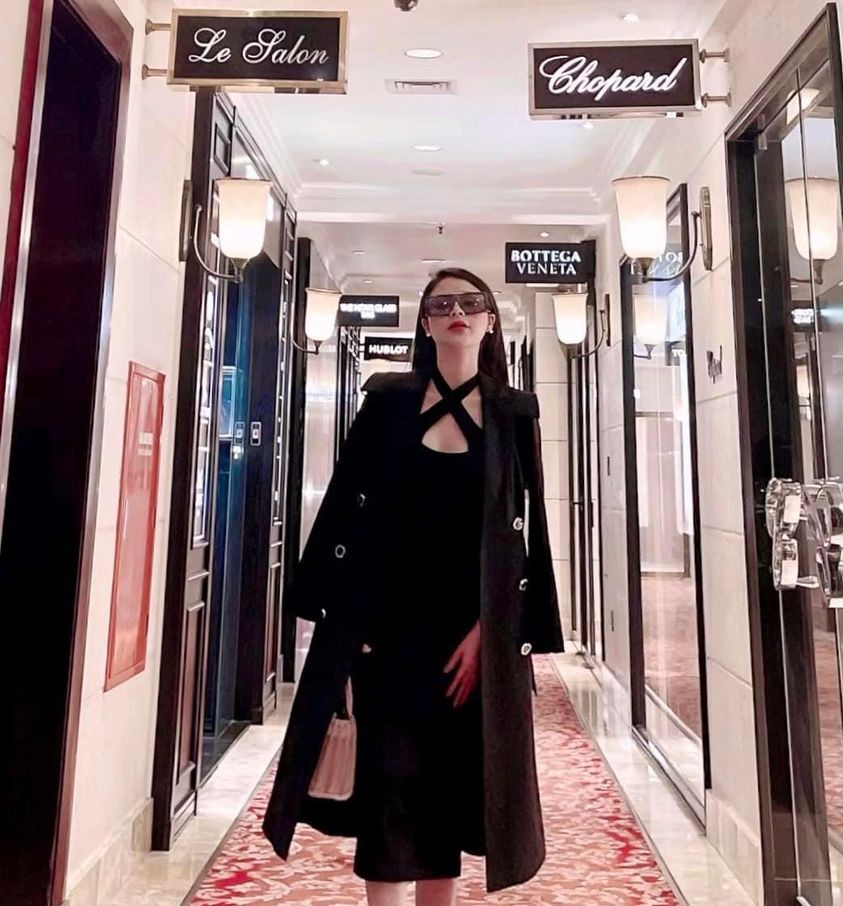 Việt Anh, Quỳnh Nga tình tứ bên bạn diễn