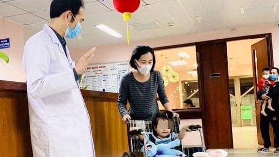 Bé gái rơi từ tầng 12A chung cư ra viện sau 5 ngày điều trị