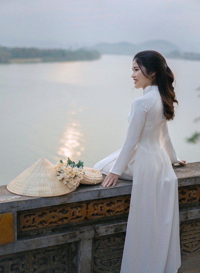 Nét đẹp nữ sinh Huế trong tà áo dài dịp Quốc tế Phụ nữ