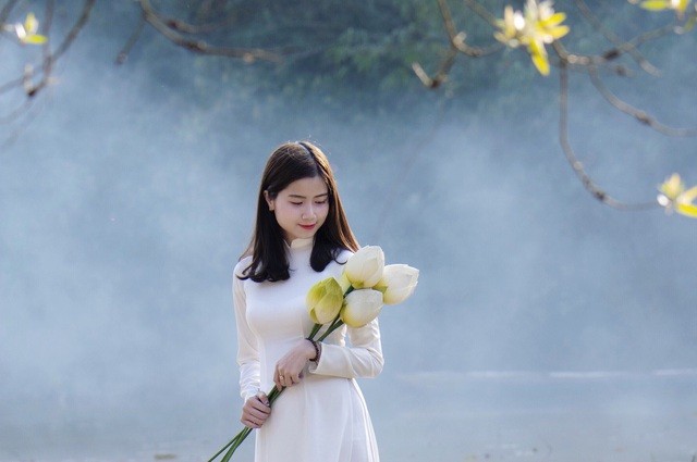 Nét đẹp nữ sinh Huế trong tà áo dài dịp Quốc tế Phụ nữ