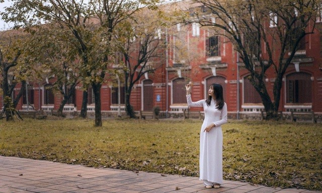 Nét đẹp nữ sinh Huế trong tà áo dài dịp Quốc tế Phụ nữ