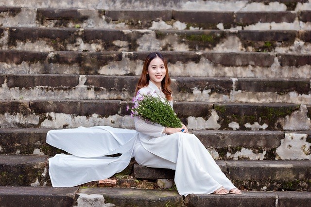 Nét đẹp nữ sinh Huế trong tà áo dài dịp Quốc tế Phụ nữ