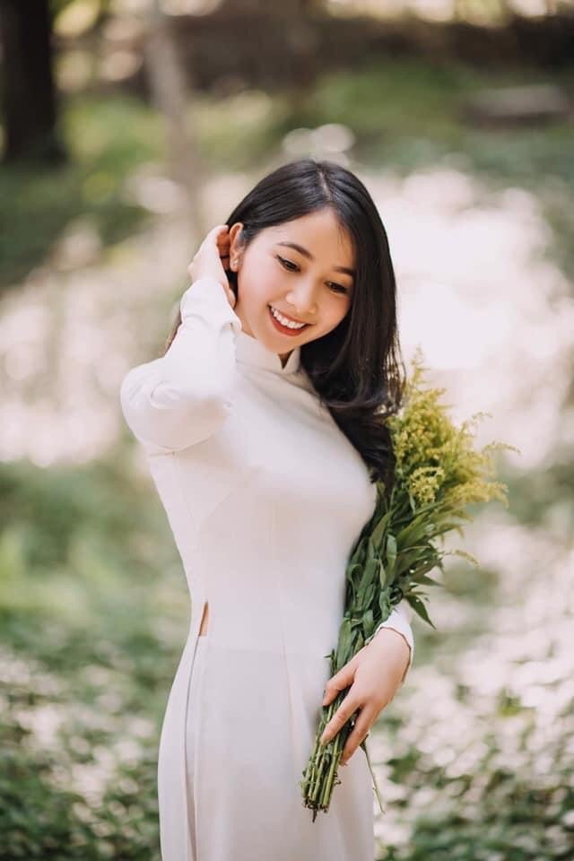 Nét đẹp nữ sinh Huế trong tà áo dài dịp Quốc tế Phụ nữ