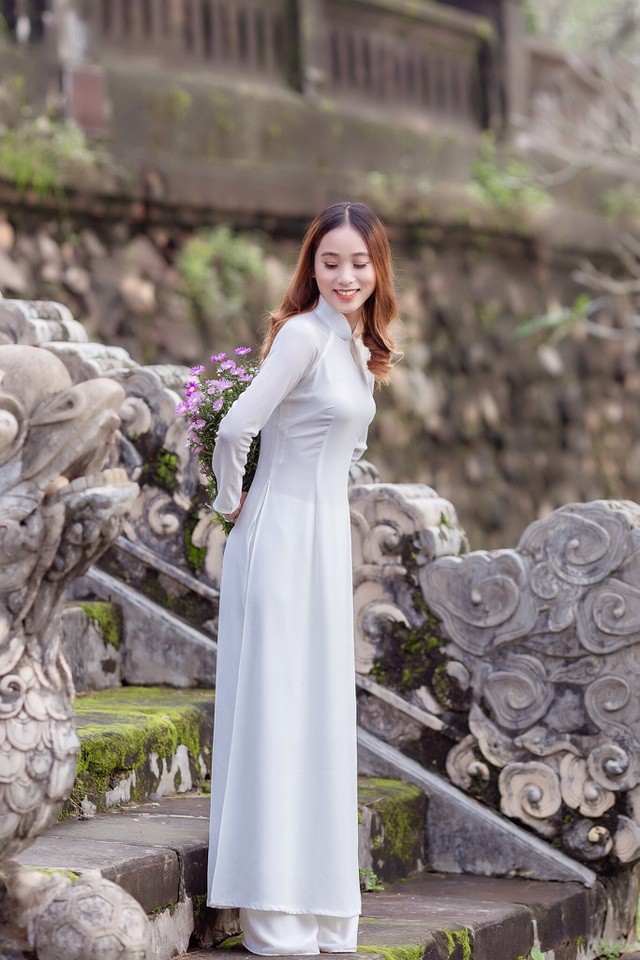 Nét đẹp nữ sinh Huế trong tà áo dài dịp Quốc tế Phụ nữ