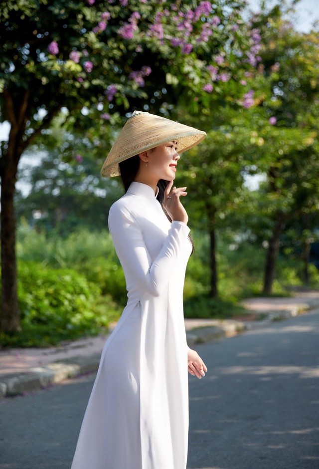 Nét đẹp nữ sinh Huế trong tà áo dài dịp Quốc tế Phụ nữ