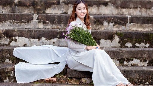 Ngày Quốc tế Phụ nữ 8/3: Nữ sinh Huế duyên dáng trong tà áo dài