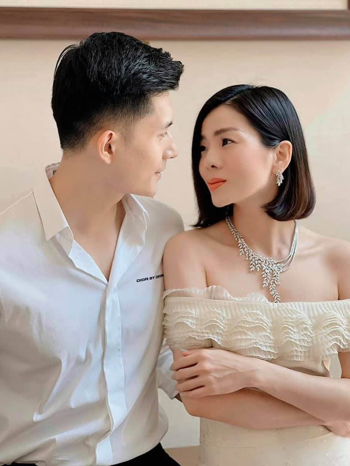 Lệ Quyên được tặng trang sức tiền tỷ, Cường Đô La mua đồng hồ đắt tiền cho vợ