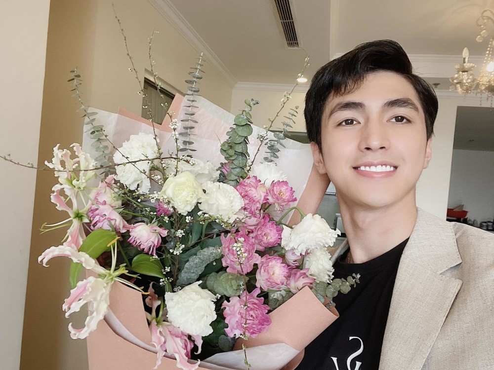 Lệ Quyên được tặng trang sức tiền tỷ, Cường Đô La mua đồng hồ đắt tiền cho vợ