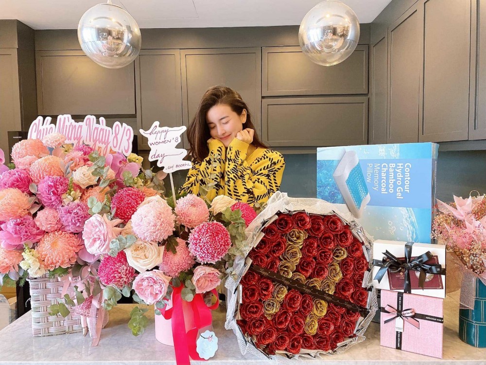 Lệ Quyên được tặng trang sức tiền tỷ, Cường Đô La mua đồng hồ đắt tiền cho vợ