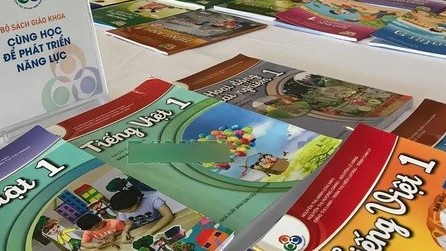 Hai bộ sách giáo khoa 'biến mất': Không nên 'dồn hết trứng vào một giỏ'