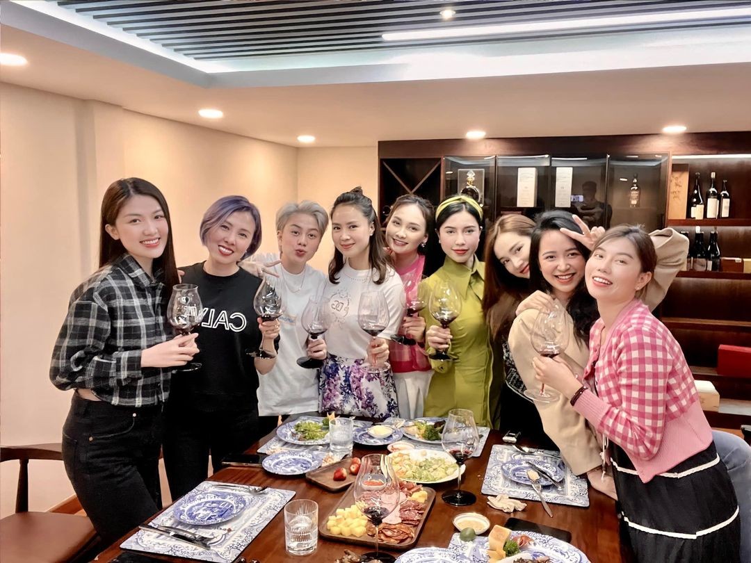 Sao Việt đồng loạt khoe thân hình quyến rũ