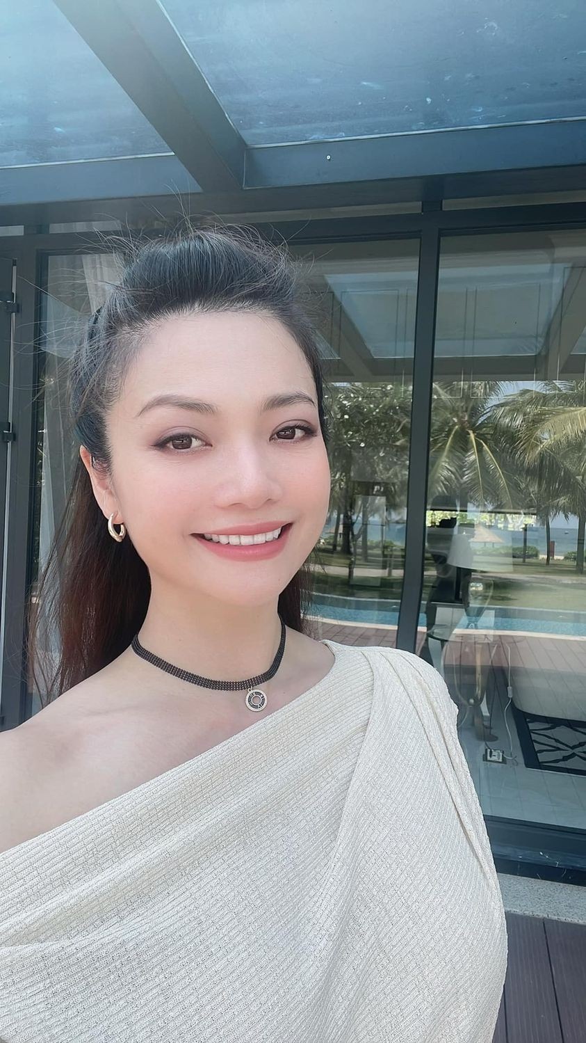 Sao Việt đồng loạt khoe thân hình quyến rũ