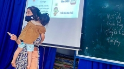 Xúc động hình ảnh cô giáo vừa bế con ngủ trên tay vừa dạy trực tiếp