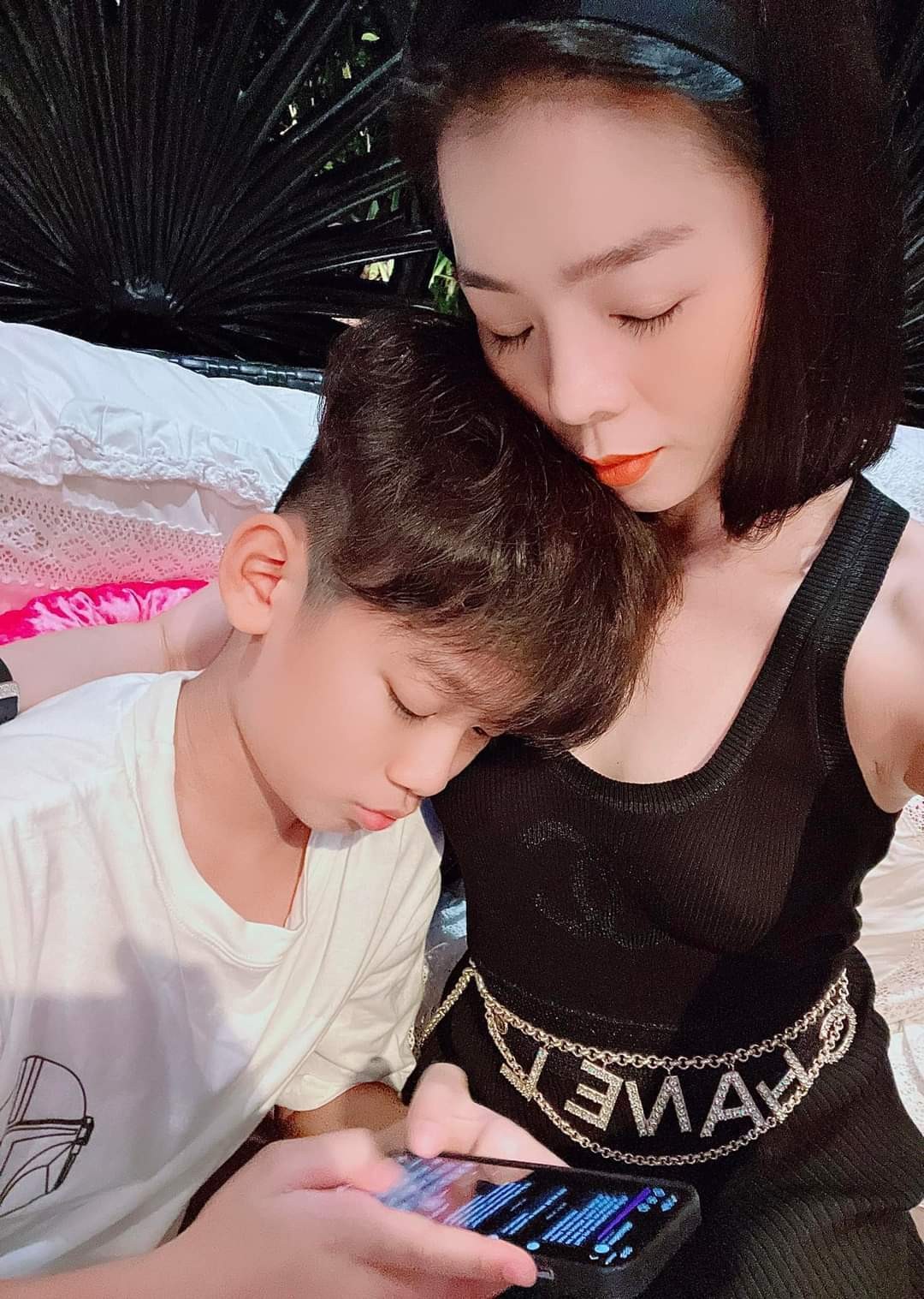 Lệ Quyên khoe con trai càng lớn càng đẹp trai.