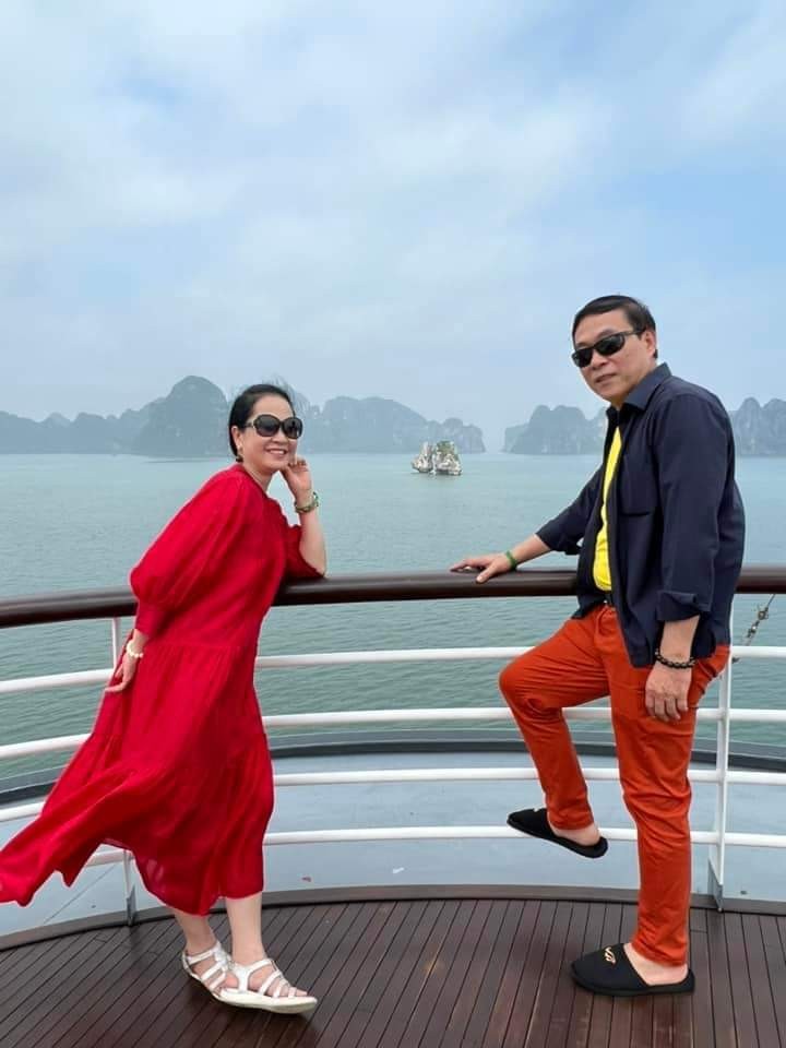 NSND Lan Hương cùng chồng đi 'nạp oxy' sau thời gian nhiễm Covid-19.