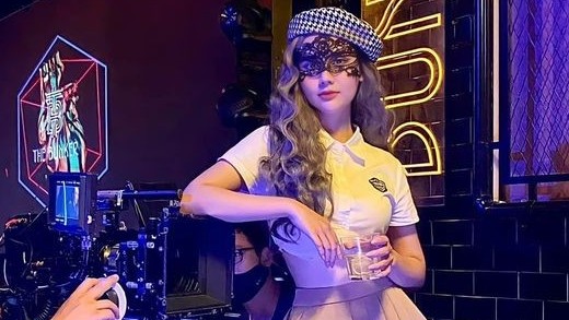 Sao Việt: Phan Minh Huyền tạo hình khác lạ, ca sĩ Khánh Linh nhắn nhủ fan