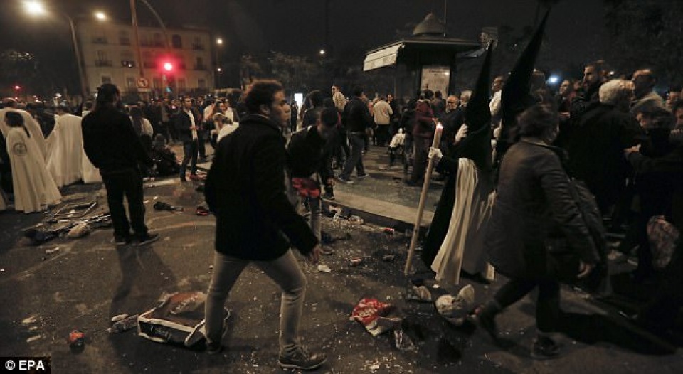 Tây Ban Nha: Giẫm đạp trong lễ rước Phục sinh, 100 người bị thương tay ban nha giam dap trong le ruoc phuc sinh 100 nguoi bi thuong