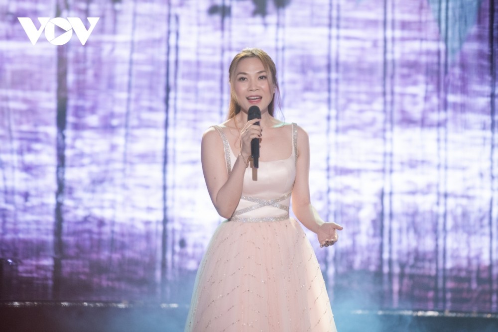 Nhà báo Lại Văn Sâm lần đầu song ca cùng Mỹ Tâm trên sóng truyền hình