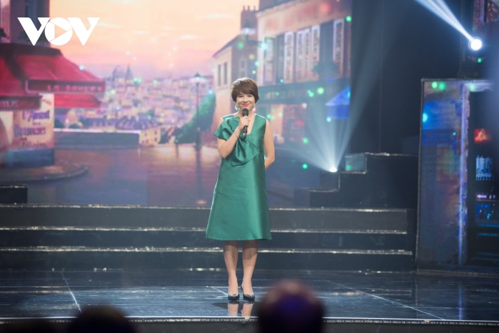 Nhà báo Lại Văn Sâm lần đầu song ca cùng Mỹ Tâm trên sóng truyền hình