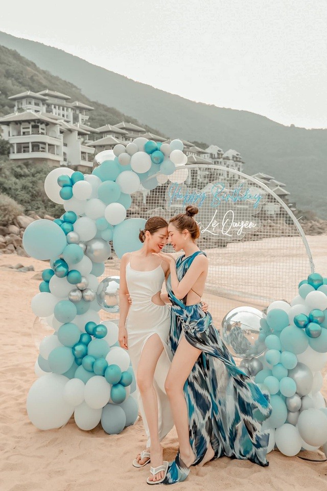 Hoa hậu đua nhau diện váy xẻ sâu khoe vòng 1 gợi cảm