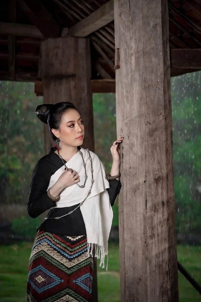 Nhan sắc hoa hậu Lào vừa trả lại vương miện vì "nghi án" khai gian tuổi