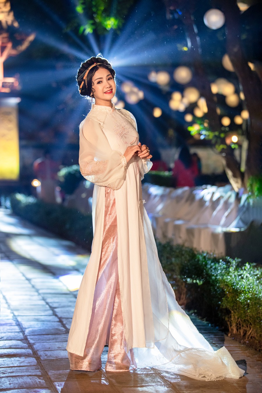 'Bà Bạch Cúc' Thu Hà phim Hướng dương ngược nắng