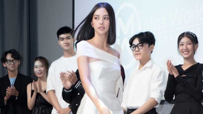 Miss World Vietnam 2021: Hoa hậu Tiểu Vy, Lương Thùy Linh khẳng định đẳng cấp khi thị phạm catwalk