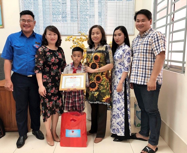 Biểu dương học sinh lớp 4 vòng tay cúi đầu cảm ơn khi tài xế ô tô nhường đường