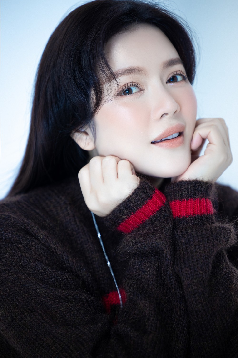 Không riêng trang phục giúp tôn vóc dáng, trang sức phối cùng giúp cựu Đại sứ Du lịch Việt Nam biến hóa đầy quyền uy, lúc như một cô nàng công sở năng động, lúc lại như thiếu nữ sắp xuống phố. Lối trang điểm nhẹ nhàng trông view như ngọc nữ Hàn càng khiến người đẹp “ăn gian” tuổi.