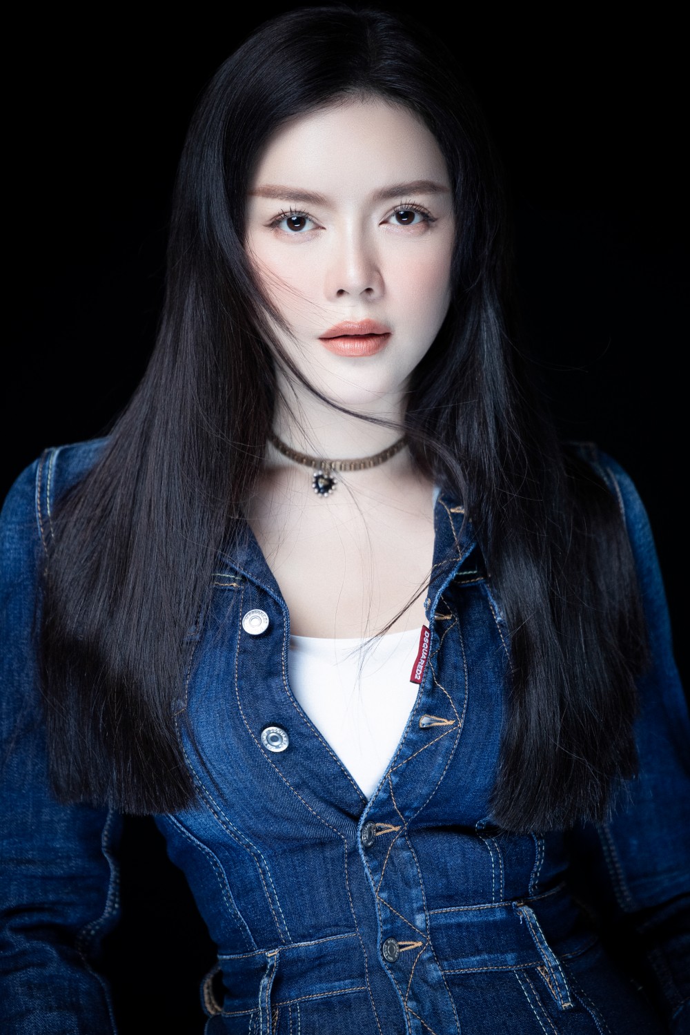 Chia sẻ về bộ ảnh mới, Lý Nhã Kỳ khẳng định: “Với phụ nữ, không gì quan trọng hơn là giữ cho chính mình luôn hạnh phúc để sẵn sàng yêu thương, sẵn sàng mạnh mẽ. Một ngày nào đó, bạn chợt nhận ra mình đang già hơn, xấu đi… thì cũng đừng lo lắng. Yêu chính 