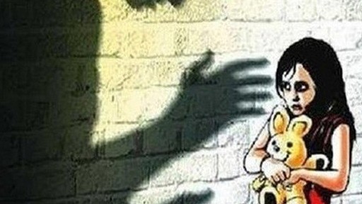 Từ vụ bé gái 5 tuổi bị xâm hại: Đến bao giờ cha mẹ mới thôi 'chạy maraton' trên đường đua thành tích?