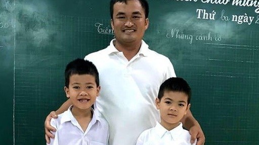 Nhặt được gần 30 triệu, 2 học sinh lớp một trả cho người mất