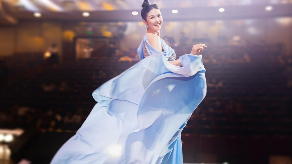 Sao Việt: Kỳ Duyên khoe dáng 'đốt mắt' fan, Hồ Ngọc Hà tình tứ bên Kim Lý