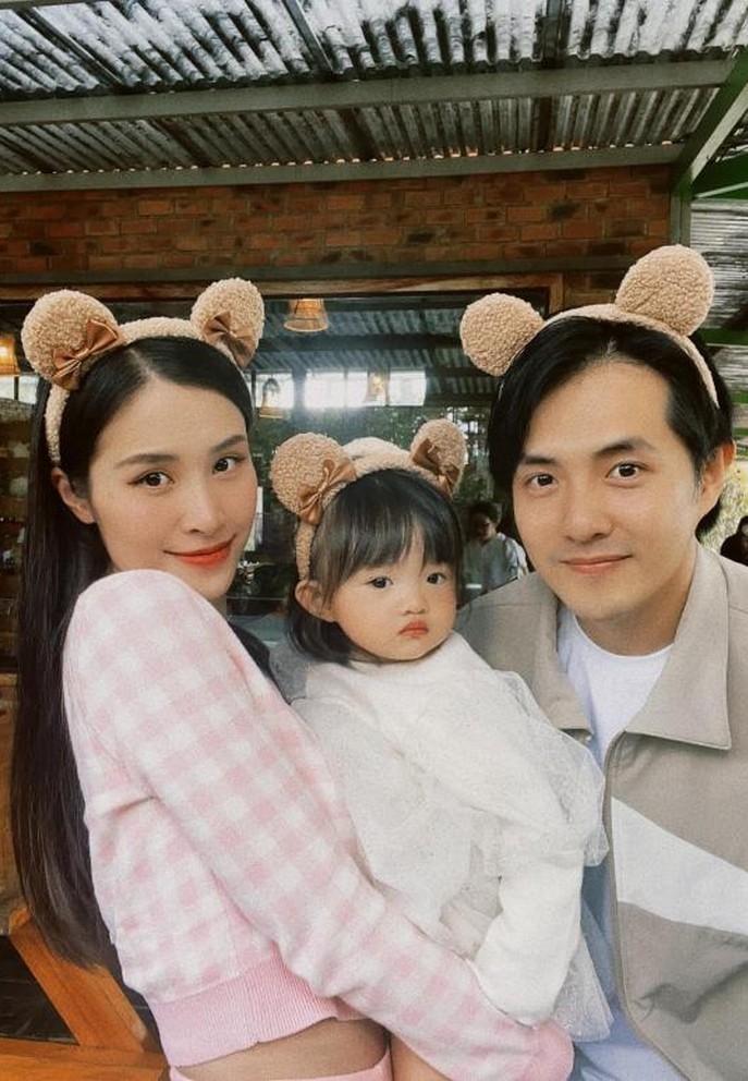 3 thành viên gia đình Đông Nhi - Ông Cao Thắng đăng tải ảnh nhí nhố.