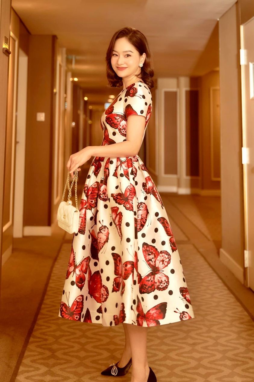 Sao Việt: Quang Vinh như 'nam thần không tuổi', Thanh Hằng xinh đẹp xuống phố