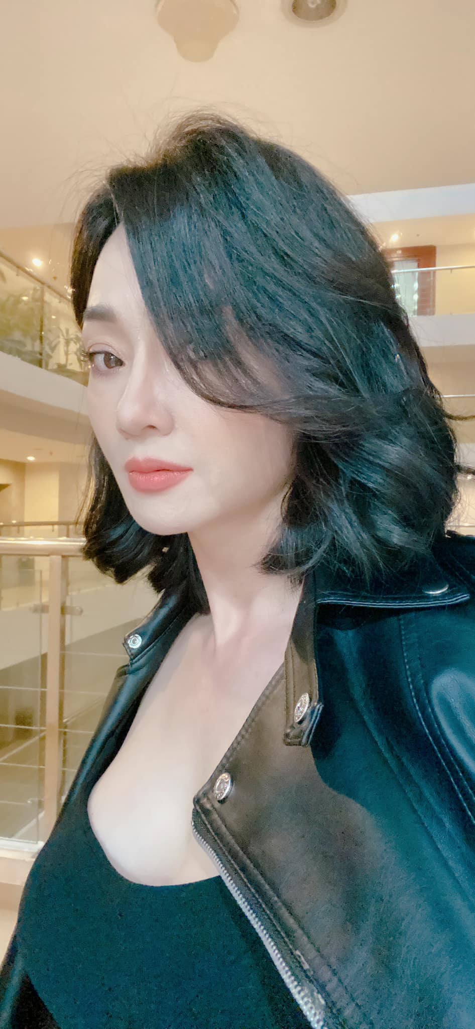 Sao Việt: Nữ chính 'Thương ngày nắng về' khoe ảnh chụp cùng bạn diễn, Lý Nhã Kỳ đẹp tinh khôi trở lại trường cũ