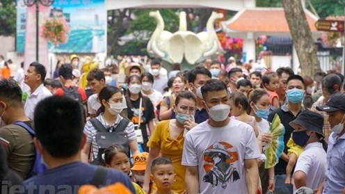 Hà Nội: Các điểm vui chơi quá tải trong dịp nghỉ lễ 30/4