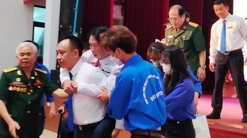 Hình ảnh thầy hiệu trưởng cõng bác thương binh tại lễ kỷ niệm 30/4 gây sốt cộng đồng mạng