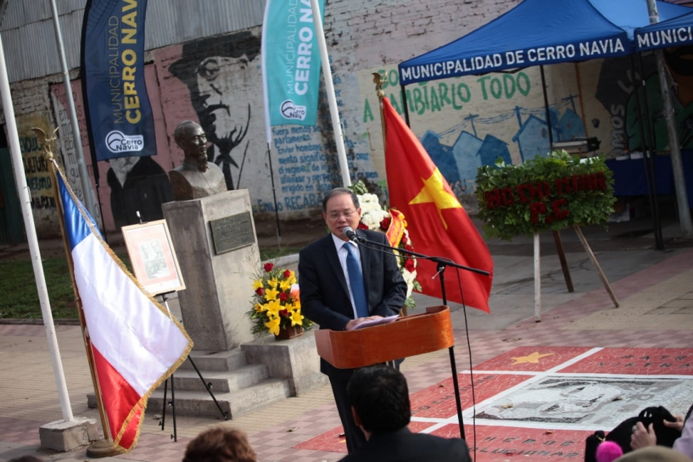 long trong le ky niem 129 nam ngay sinh cua bac ho tai chile