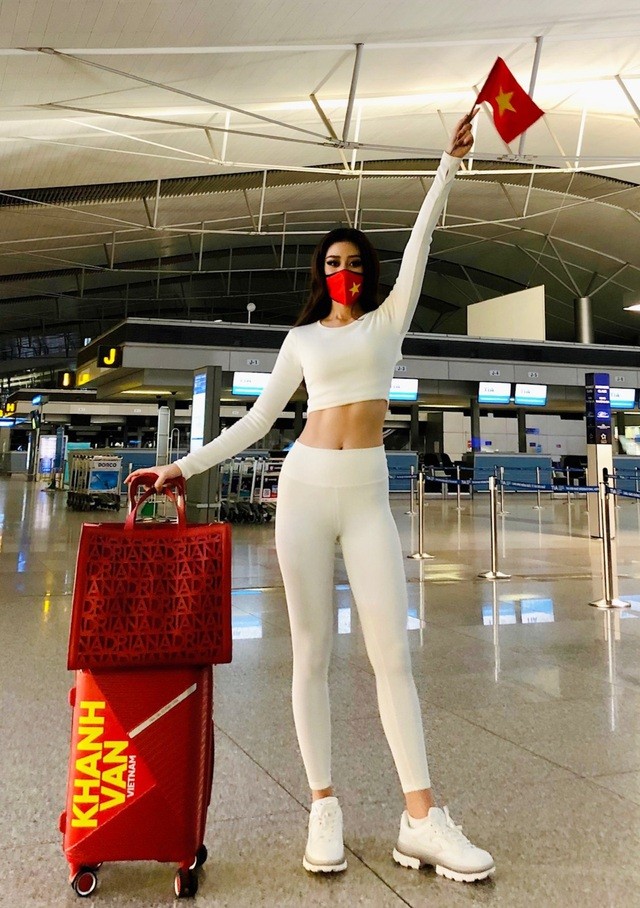 Khánh Vân cầu kỳ trong bộ sưu tập khẩu trang trên đất Mỹ