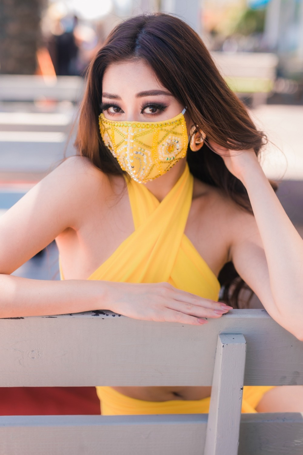 Hoa hậu Khánh Vân cực chất với khẩu trang trên đất Mỹ