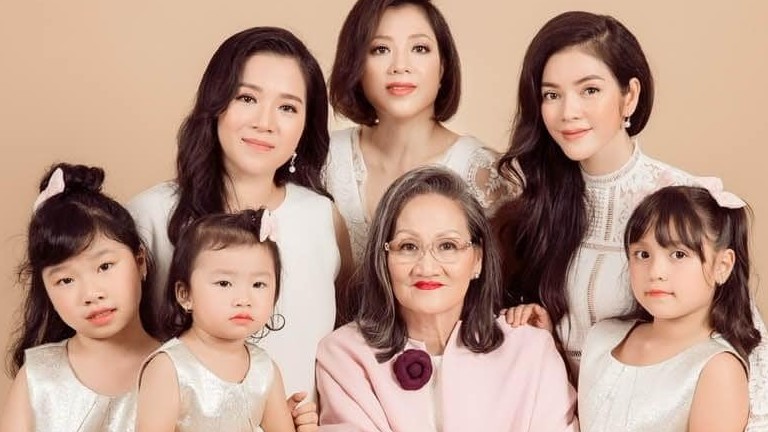 Sao Việt tuần qua: Lý Nhã Kỳ 'hứa tìm rể Út' trong Ngày của mẹ, NSND Thu Hà-Hướng dương ngược nắng đọ sắc cùng Á hậu Thụy Vân