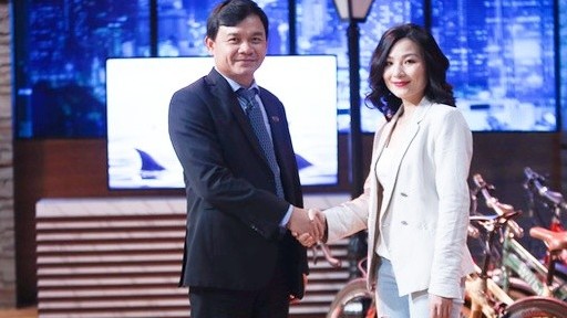 Câu chuyện Shark Tank gây tranh cãi: 'Thả thính', suồng sã trên sóng truyền hình là hạ thấp người phụ nữ?