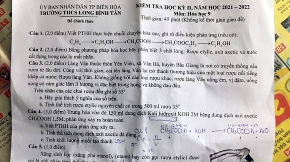 Đề thi bị cộng đồng mạng phản ứng dữ dội vì quảng cáo cho rượu làng Vân