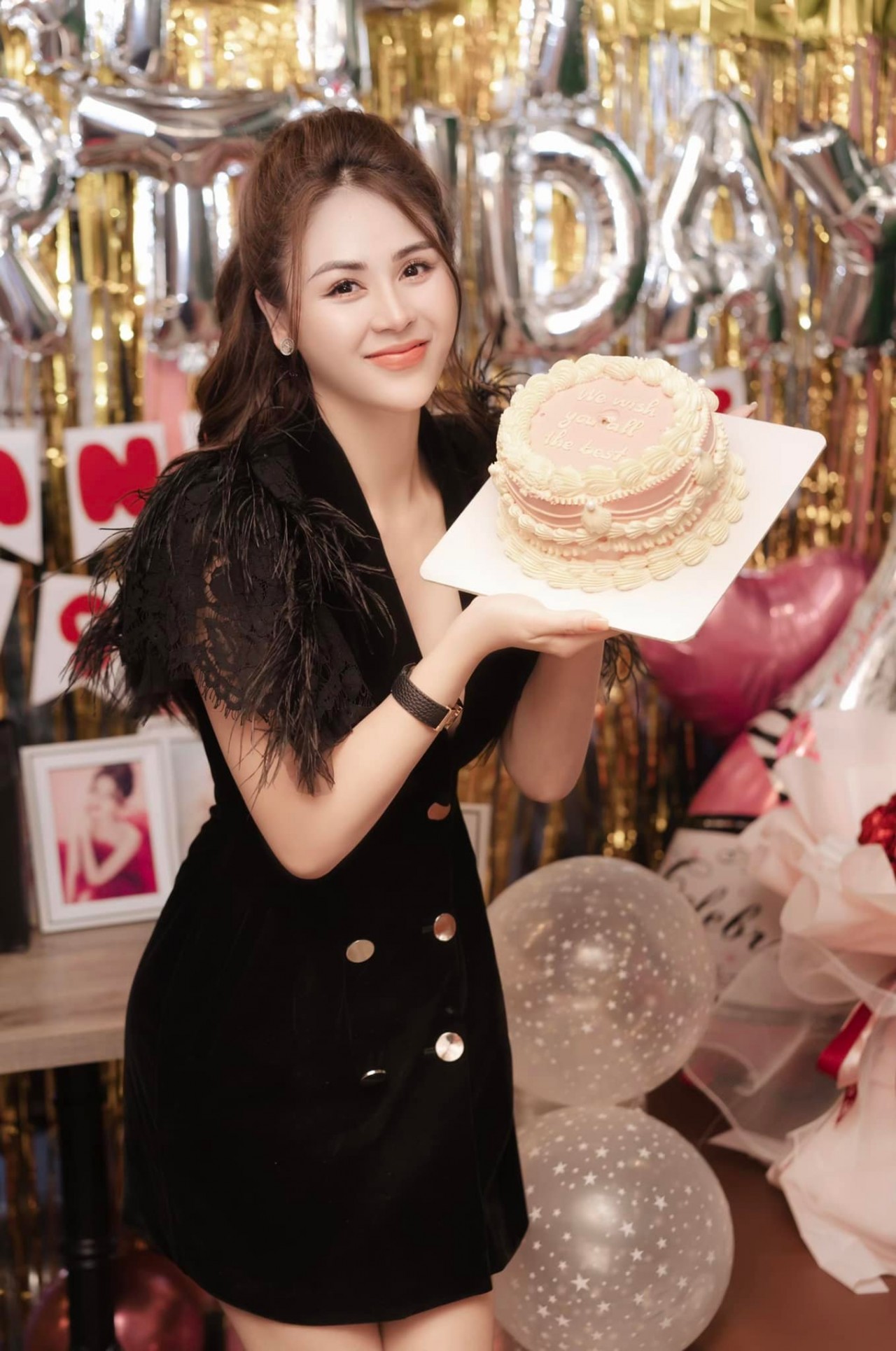 Sao Việt: Nghệ sĩ Lan Hương than thở vì vai mẹ chồng phim Thương ngày nắng về, Mai Phương Thúy khoe đường cong quyến rũ