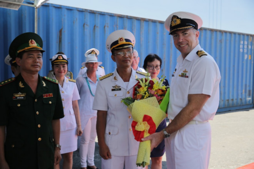 Tàu chiến Australia cập cảng Tiên Sa - Đà Nẵng tau chien australia ca p ca ng tien sa da nang