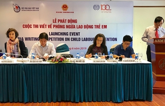Báo chí "vào cuộc" lên tiếng bảo vệ trẻ em khỏi lao động nặng nhọc, độc hại