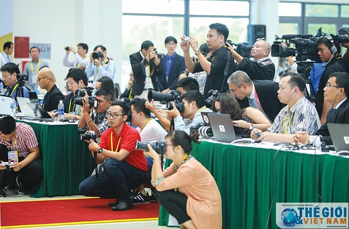 nghe bao lam sao de khong bi tin gia cuon di